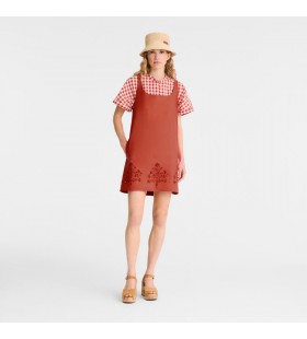 Duga haljina s izvezenim u obliku paradajza na platnu